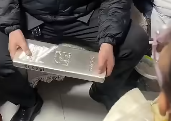 Cậu lì xì cho cháu gái 5 tuổi thỏi bạc 15kg trị giá 1 tỷ đồng- Ảnh 1.