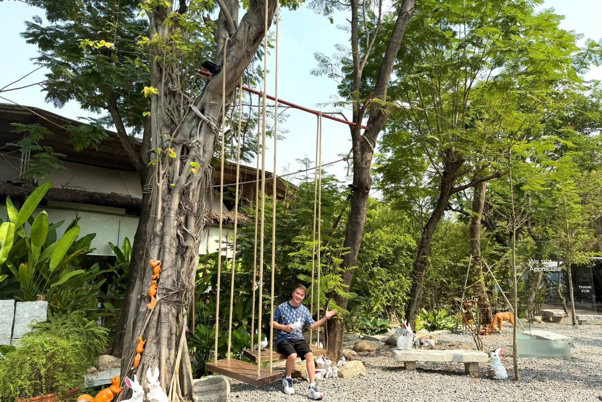 Ca sĩ mở quán cà phê ở tuổi 55. 