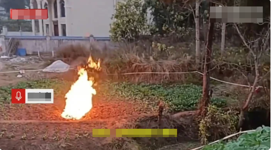 Cánh đồng gần trường học bỗng xuất hiện đám cháy lạ trong nhiều ngày liền, vẫn bùng lên cả khi trời mưa- Ảnh 1.