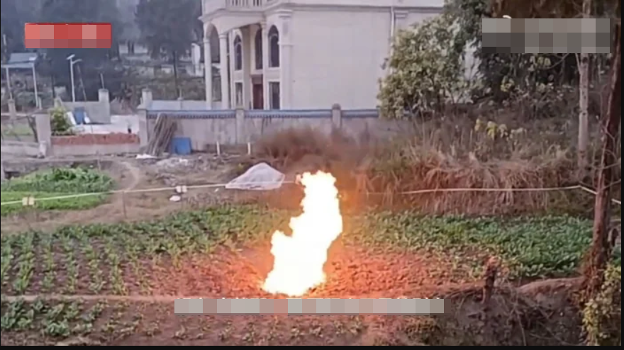 Cánh đồng gần trường học bỗng xuất hiện đám cháy lạ trong nhiều ngày liền, vẫn bùng lên cả khi trời mưa- Ảnh 2.