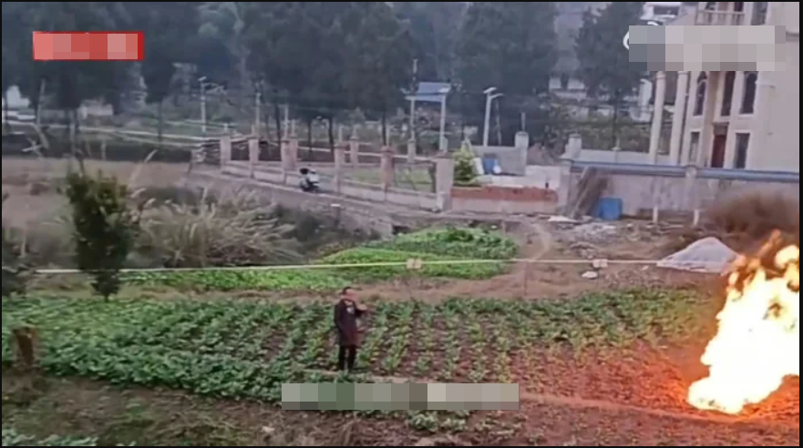 Cánh đồng gần trường học bỗng xuất hiện đám cháy lạ trong nhiều ngày liền, vẫn bùng lên cả khi trời mưa- Ảnh 3.
