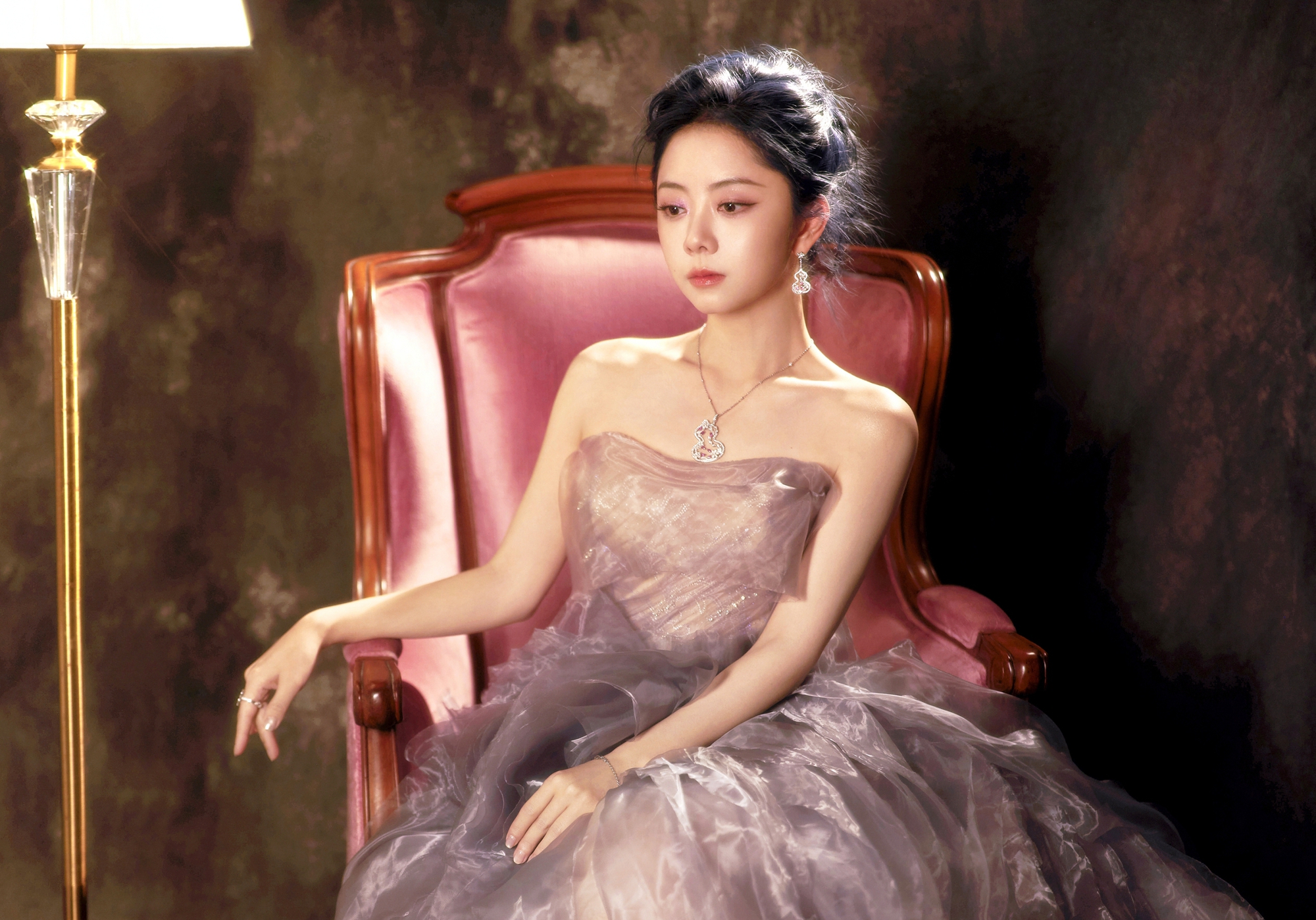 Mỹ nhân tuổi Ngựa duy nhất bị 100 đoàn phim từ chối vì mặt non choẹt, giờ là nữ hoàng rating không ai đọ nổi- Ảnh 1.