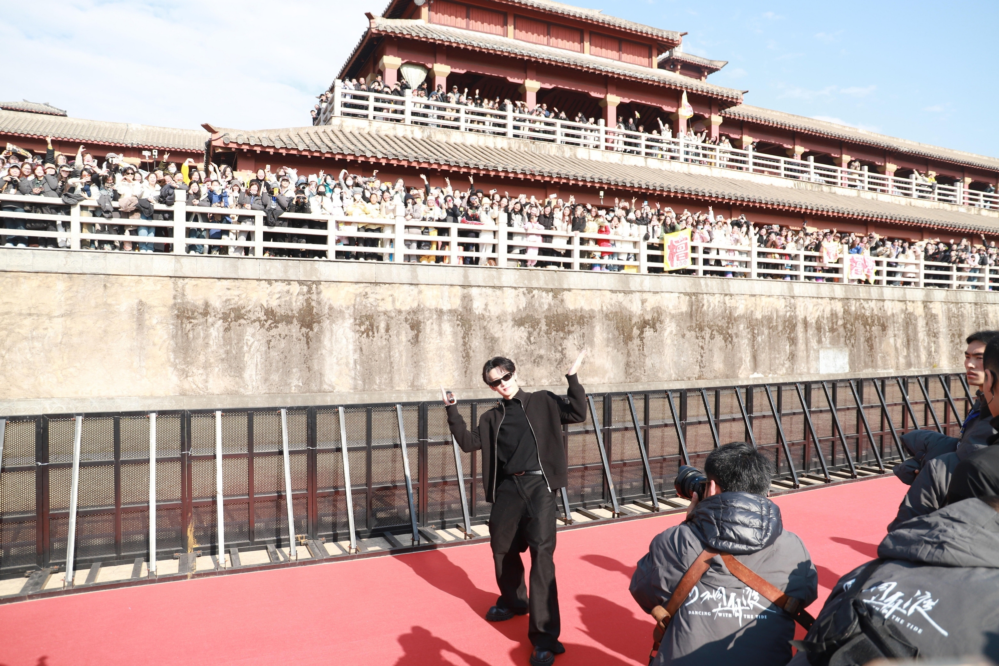 Quá nể phim Trung Quốc chưa chiếu đã có độ hot tăng 1253%, nam chính đẹp đến mức 18.000 người xếp hàng để gặp mặt- Ảnh 1.