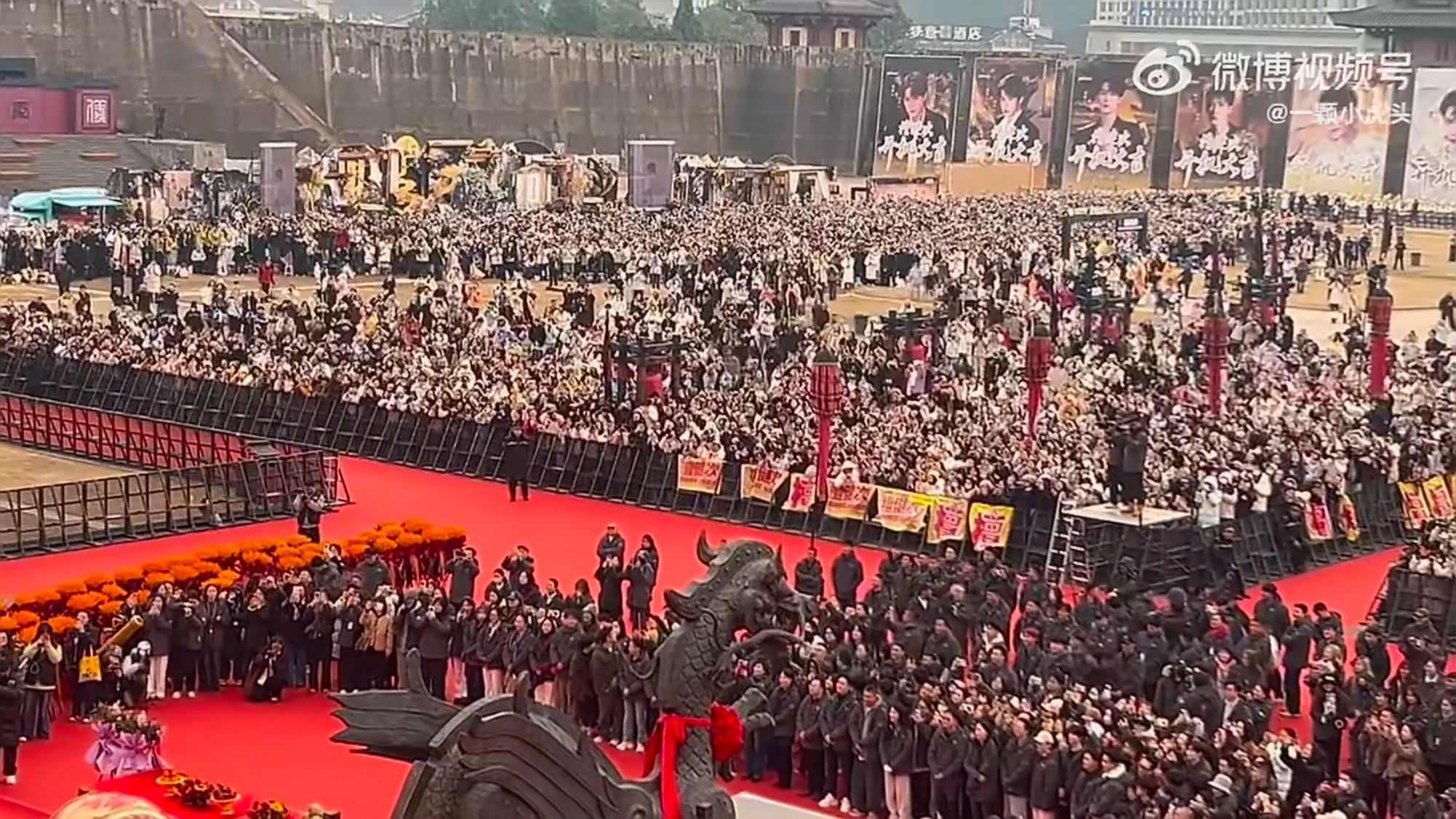 Quá nể phim Trung Quốc chưa chiếu đã có độ hot tăng 1253%, nam chính đẹp đến mức 18.000 người xếp hàng để gặp mặt- Ảnh 2.