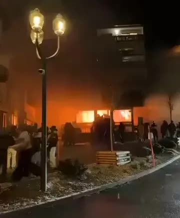 "Tôi đã thấy nhiều người bị cháy": Nhân chứng kể lại khoảnh khắc kinh hoàng trong vụ cháy quán bar Thụy Sĩ ddb9e86a 1846 4923 83bb 84a22be47eee 1767421335885 176742133613275094299