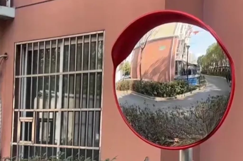 Người phụ nữ tự ý chỉnh gương giao thông công cộng cho hợp phong thủy khiến cả khu liên tiếp gặp tai nạn- Ảnh 1. Người phụ nữ tự ý chỉnh gương giao thông công cộng cho hợp phong thủy khiến cả khu liên tiếp gặp tai nạn- Ảnh 1.