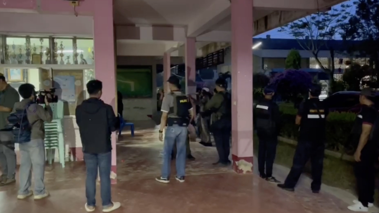 Vụ xả súng giữa trường học ở Thái Lan: Nữ hiệu trưởng tử vong thương tâm để bảo vệ học sinh- Ảnh 2. Vụ xả súng giữa trường học ở Thái Lan: Nữ hiệu trưởng tử vong thương tâm để bảo vệ học sinh- Ảnh 2.