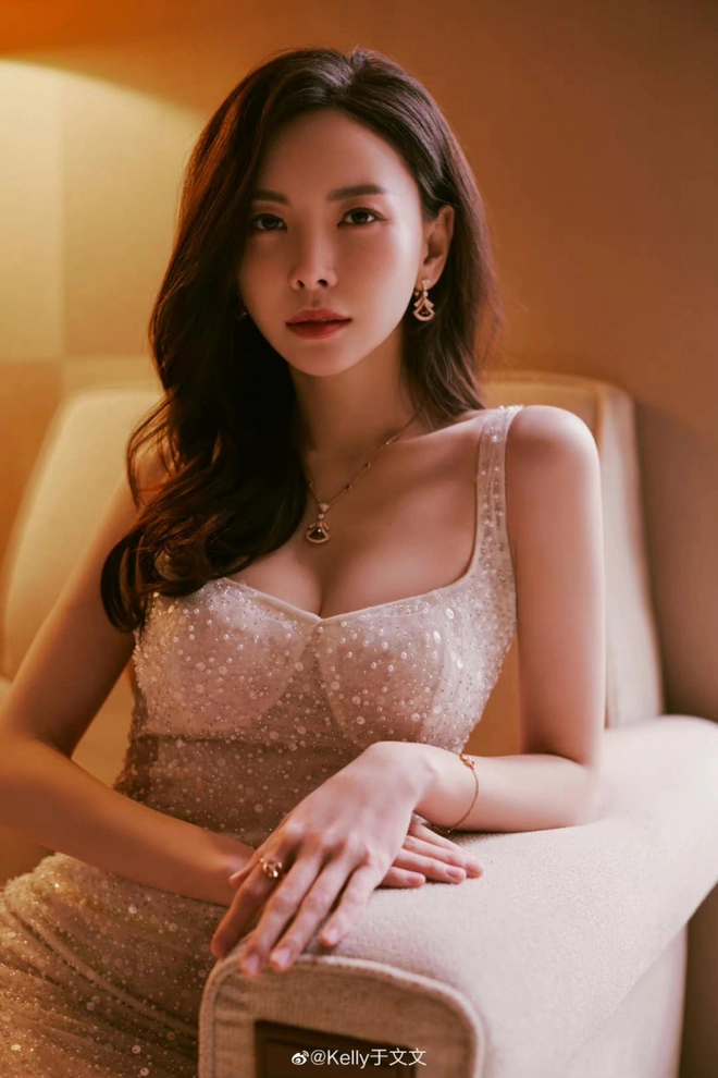 Nữ ca sĩ gây lo lắng tột độ khi ngất xỉu ngay trên sân khấu, được xe cấp cứu đưa đi ngay sau đó- Ảnh 2.