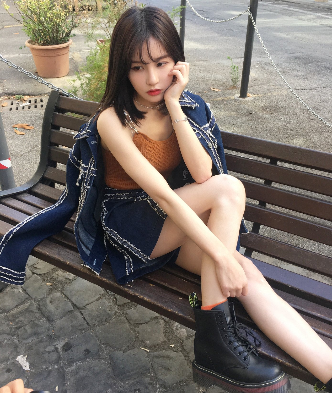 Tằng Diễm Phân là bạn cùng nhóm với Cúc Tịnh Y đã lên tiếng tố cáo công ty cũ có hành vi kinh doanh gây tranh cãi, lợi dụng các nghệ sĩ vị thành niên.