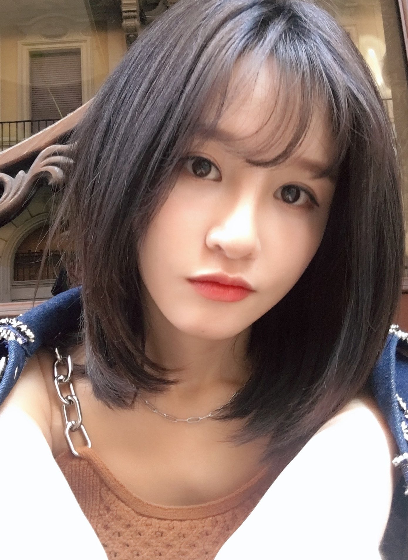 Tằng Diễm Phân là bạn cùng nhóm với Cúc Tịnh Y đã lên tiếng tố cáo công ty cũ có hành vi kinh doanh gây tranh cãi, lợi dụng các nghệ sĩ vị thành niên.