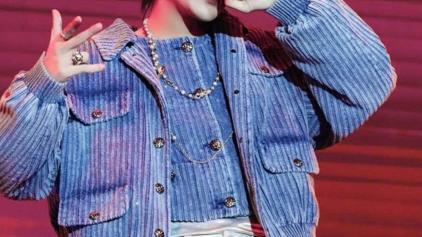 Ca sĩ Nhật Bản đối đầu Phương Mỹ Chi dien 4 1772157574 363 width914height1280 1