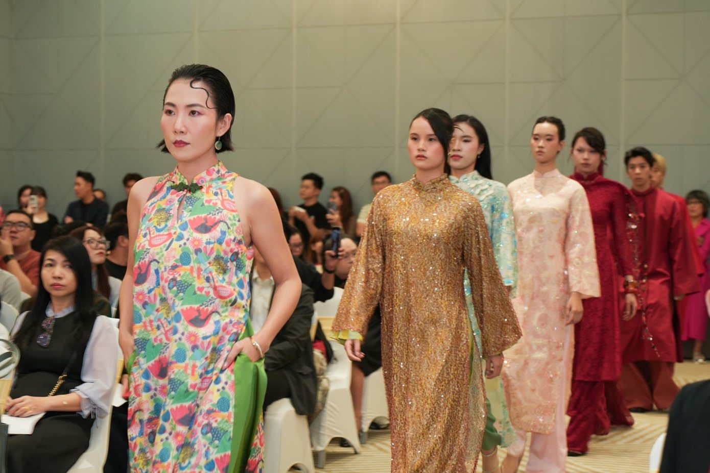 Trình diễn áo dài trong chương trình công bố lễ hội âm nhạc kết hợp runway tại Việt Nam.