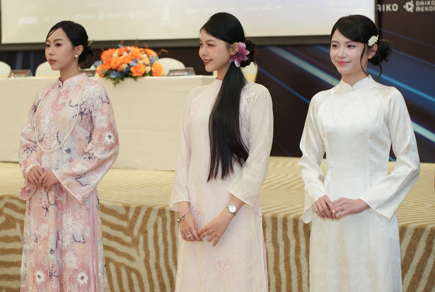 Trình diễn áo dài trong chương trình công bố lễ hội âm nhạc kết hợp runway tại Việt Nam.