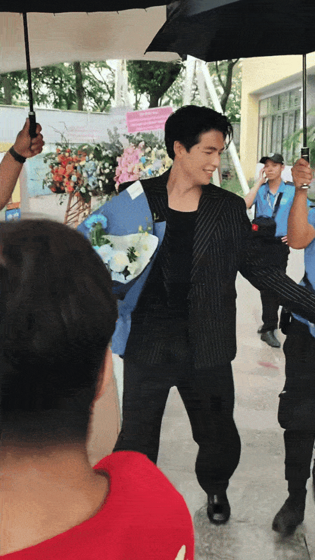 Tóm dính cặp đôi diễn viên - Hoa hậu Vbiz tình tứ trước hàng trăm người, bảo sao ai cũng tin phim giả tình thật- Ảnh 3.