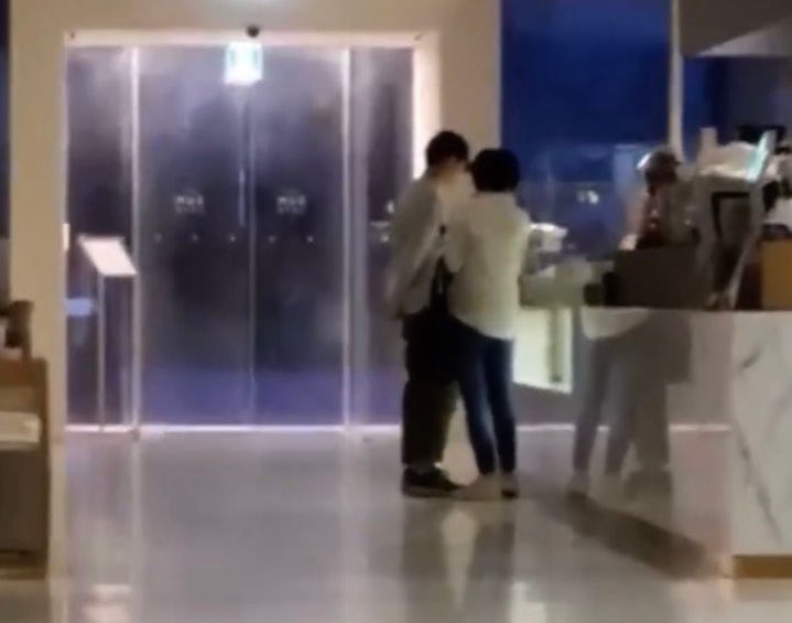 Sốc: Ca sĩ hạng S bị tố làm nhân tình cho đại gia, cùng người yêu làm màu ở đêm từ thiện không biết ngượng- Ảnh 2.