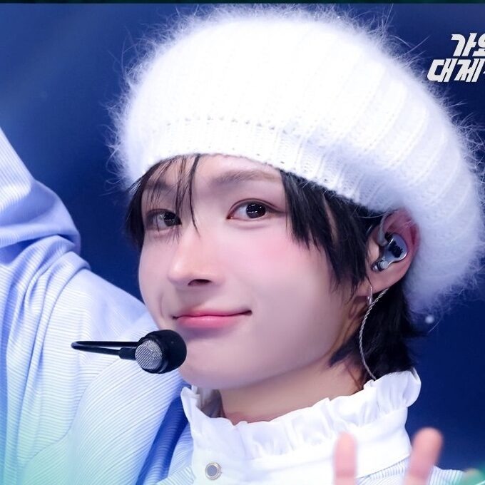 Nam ca sĩ lộ cánh tay chỉ còn