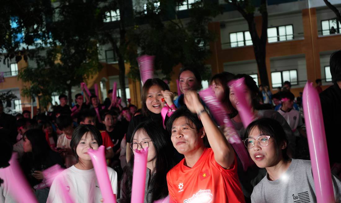 Nhạc sĩ Nguyễn Văn Chung hòa cùng sinh viên Đại học Giao thông Vận tải cổ vũ tuyển Việt Nam