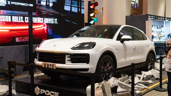 2025 PMGC: Cận Cảnh Siêu Xe Porsche Cayenne Đang Chờ Đón FMVP Của Giải Đấu dsc08236 omkrjpg