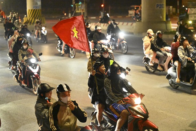 Em gái Trấn Thành cùng bạn trai là ca sĩ nổi tiếng xuống đường đi bão mừng tuyển Việt Nam vô địch Đông Nam Á- Ảnh 1.