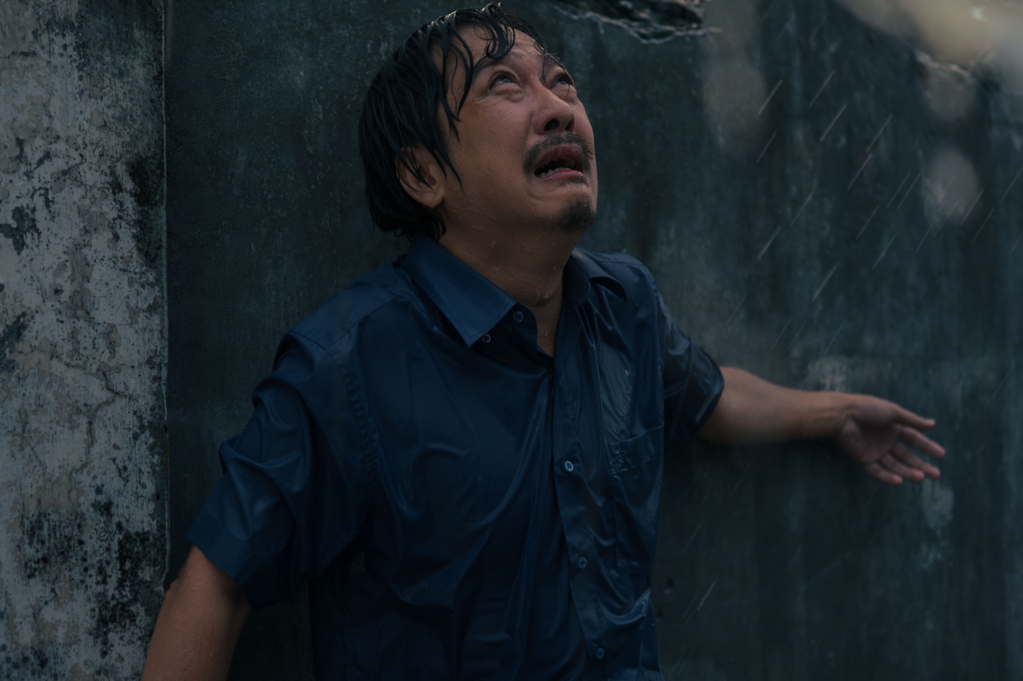 Có phim Việt cười chưa xong đã khóc không dứt: Nam chính khổ ơi là khổ, dầm mưa gào thét thấy mà thương- Ảnh 4.