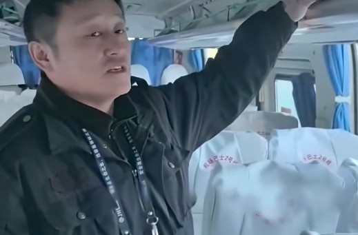 Phát hiện túi xách chứa 1kg vàng, 1kg bạch kim và 1kg palladium trị giá hơn 7,5 tỷ đồng nằm chơ vơ trên ghế xe buýt sân bay- Ảnh 1.