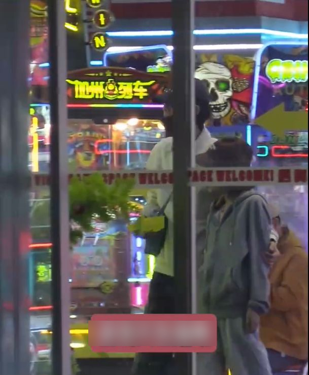 Tóm gọn cảnh hẹn hò tình tứ của cặp diễn viên trẻ, còn đút cho nhau ăn giữa phố- Ảnh 4.