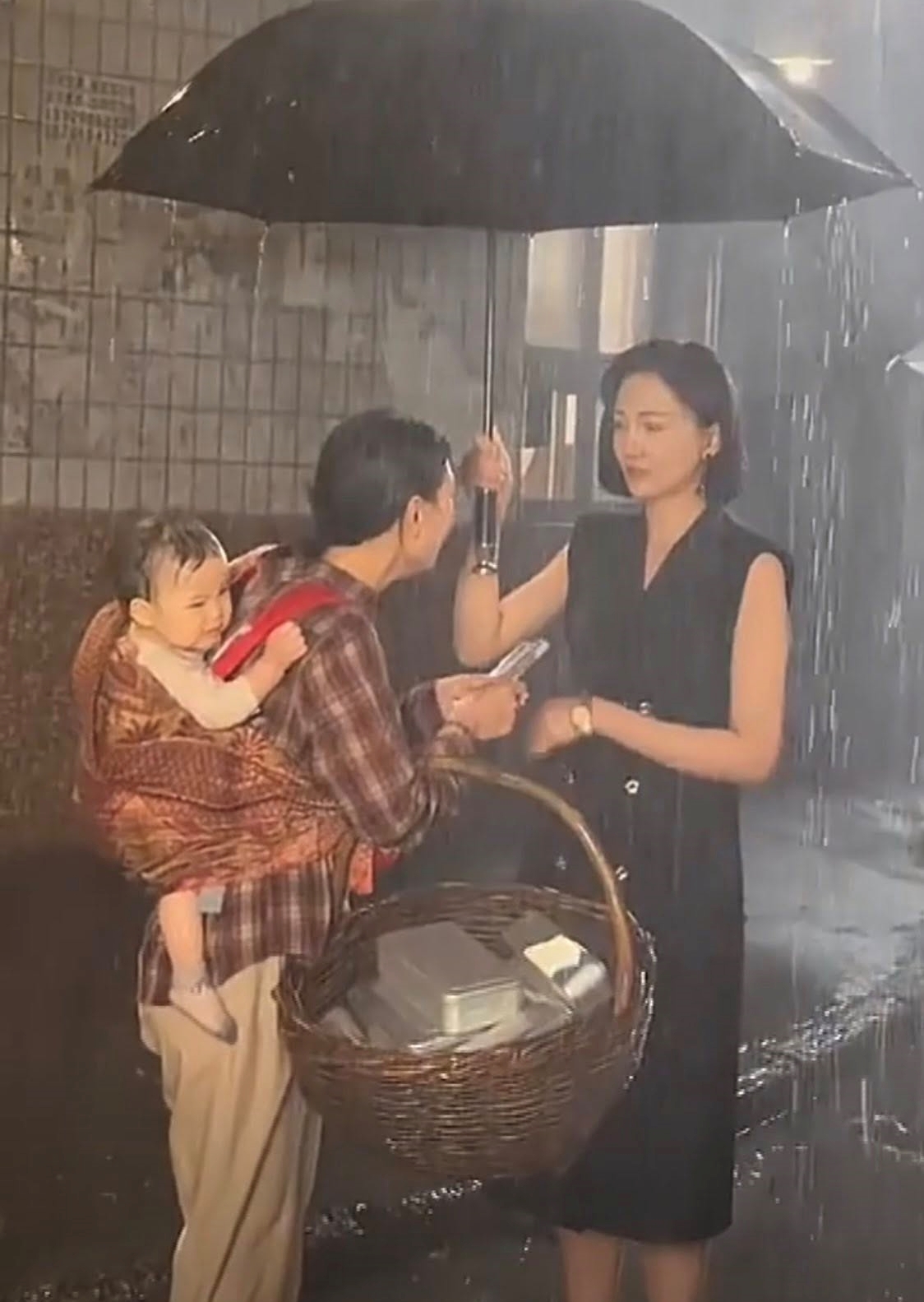 Đau lòng nhất hôm nay: Bé sơ sinh bị đoàn phim hành hạ nhiều giờ khiến 60 triệu người phẫn nộ- Ảnh 1.