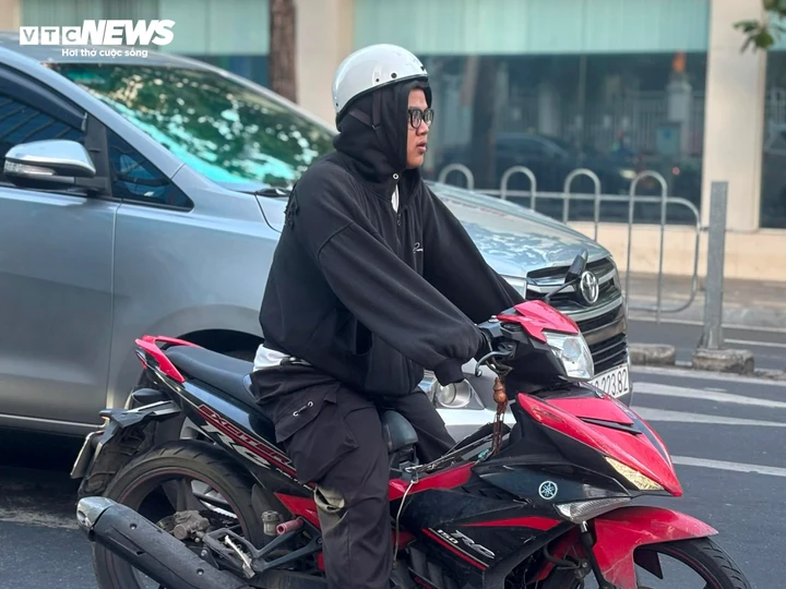 Người dân ra đường với trang phục ấm áp hơn thường lệ. (Ảnh: Phan Nga)