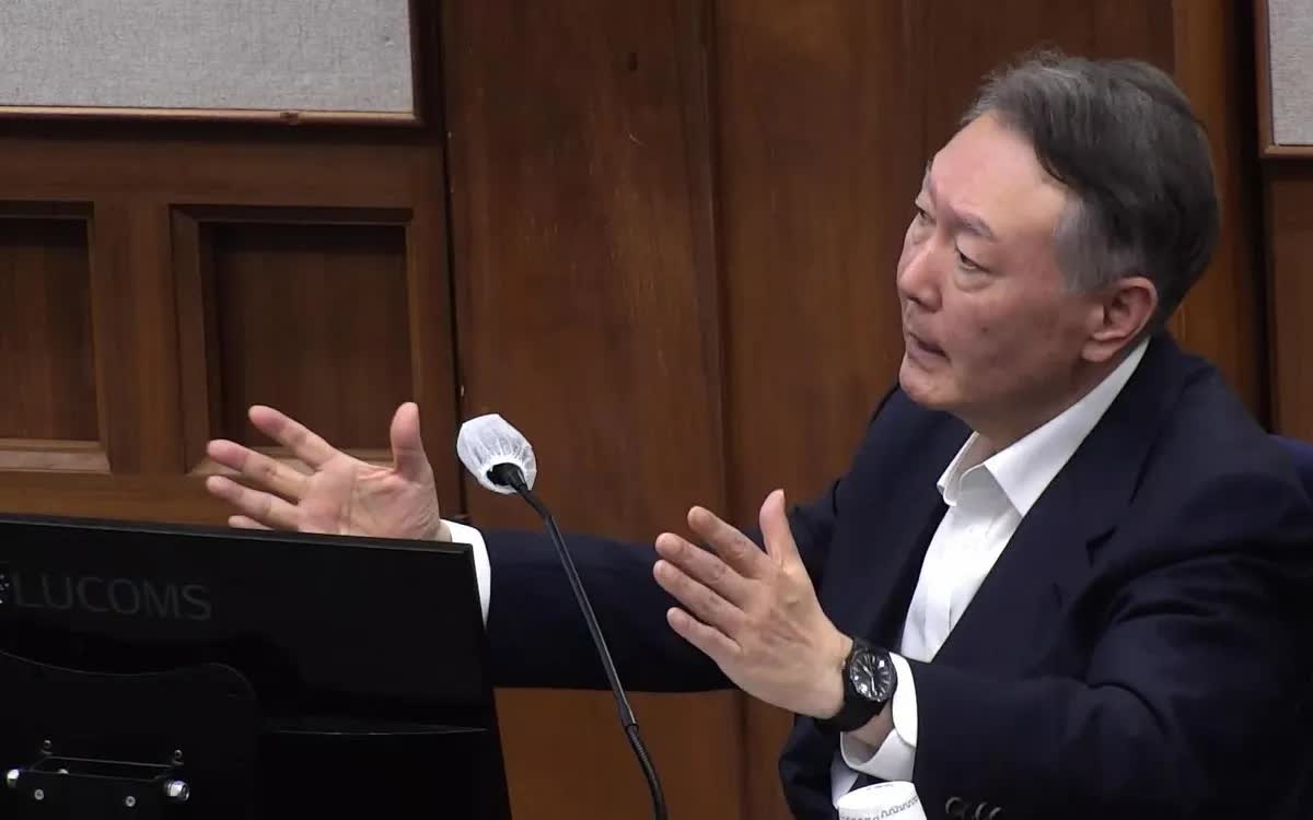 Cựu Tổng thống Hàn Quốc Yoon Suk Yeol phát biểu trong phiên điều trần tại Tòa án Quận Trung tâm Seoul hôm 24/12 (Ảnh: Yonhap)