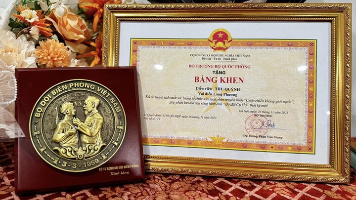 Mỹ nhân Việt được Bộ Quốc Phòng khen thưởng: Đóng tận 5 phim top 1 rating cả nước, nhan sắc thăng hạng dữ dội- Ảnh 5.