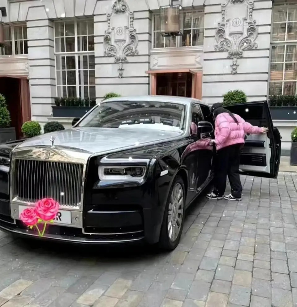 Sao nhí Bố ơi mình đi đâu thế 16 tuổi đã có Rolls-Royce riêng, vi vu bằng Maybach 56 tỷ- Ảnh 10. Sao nhí Bố ơi mình đi đâu thế 16 tuổi đã có Rolls-Royce riêng, vi vu bằng Maybach 56 tỷ- Ảnh 10.