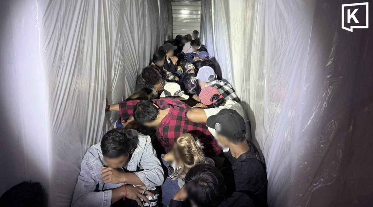 Phát hiện 37 người trong thùng xe tải nhập cảnh trái phép vào Thái Lan- Ảnh 1.