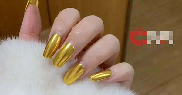 Mẫu nail chơi Tết gây chấn động: Cô gái làm bộ móng bằng vàng giá 100 triệu khiến dân mạng đòi đến quét vụn móng tay edit d8613418 104959 1771128532107 17711285669641470366826 7 0 323 505 crop 17711285736911569075867png