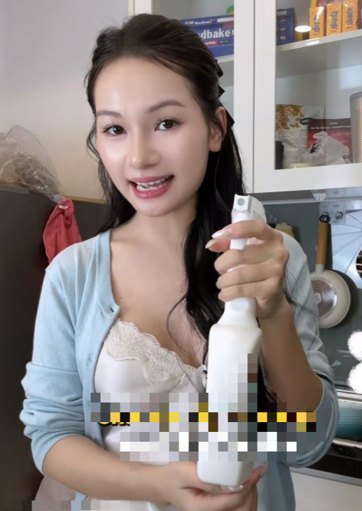 Diện đầm sexy, nữ trợ lý hot nhất cõi mạng lên video hé lộ bí quyết để được