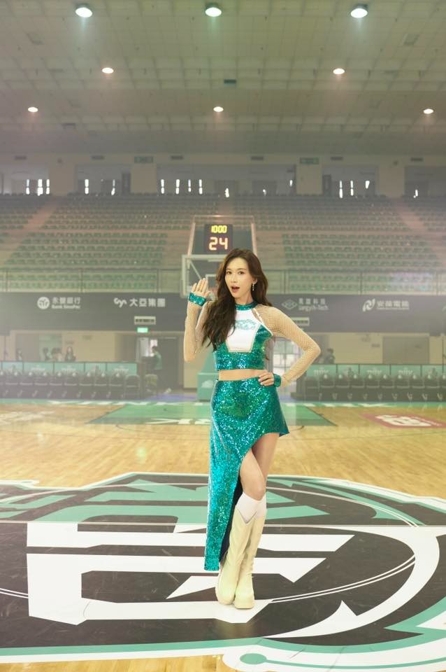 Ở đâu ra mỹ nhân 51 tuổi vẫn như gái 21 thế này: Nhan sắc thượng hạng 5 sao, body mướt mượt sướng cả mắt- Ảnh 5.