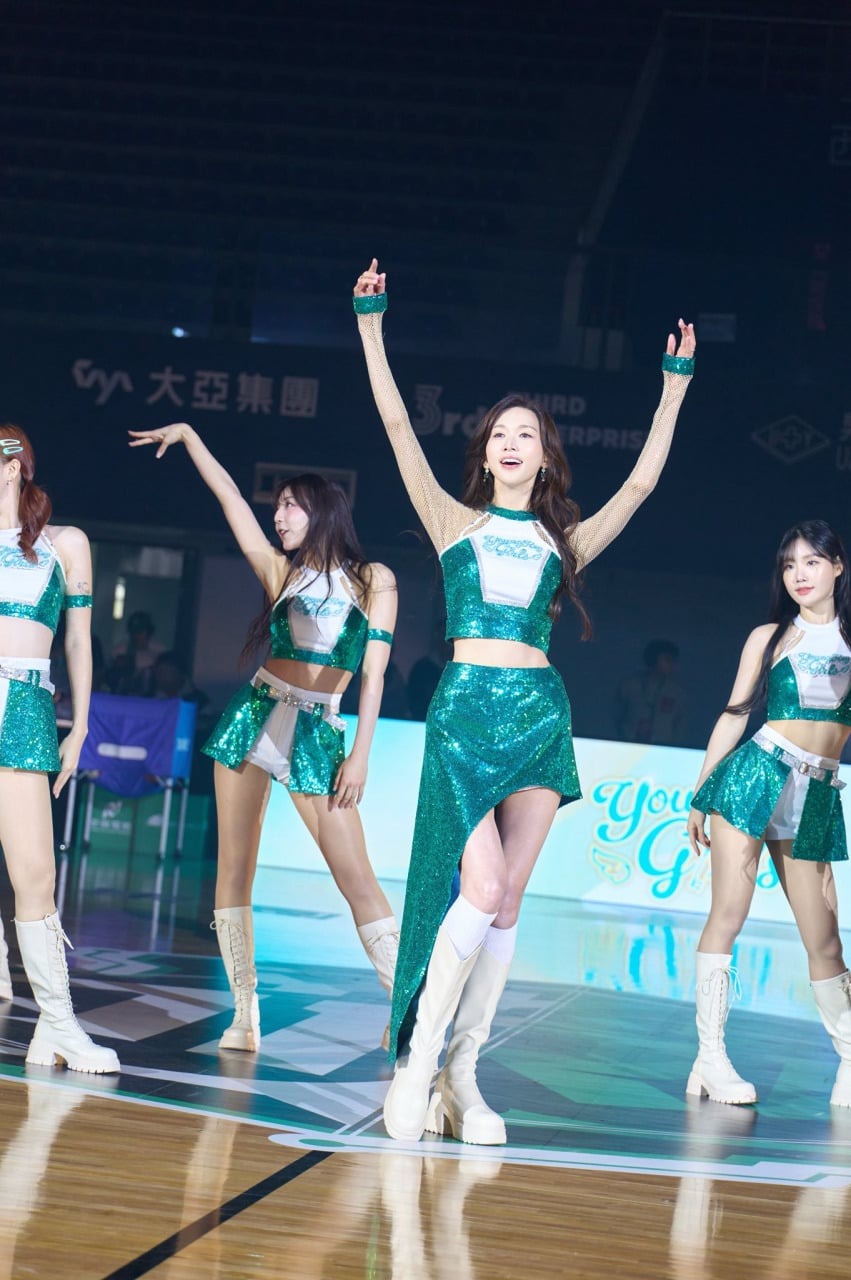 Ở đâu ra mỹ nhân 51 tuổi vẫn như gái 21 thế này: Nhan sắc thượng hạng 5 sao, body mướt mượt sướng cả mắt- Ảnh 2.