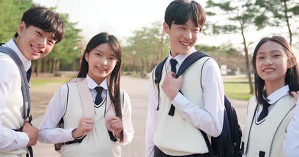 Người Hàn Quốc có hạnh phúc không? ent students looking at camera and smiling in park south korea 17667225746841135232285 1766725714311 17667257147181247947301 0 34 270 466 crop 17667257345541570067136jpg