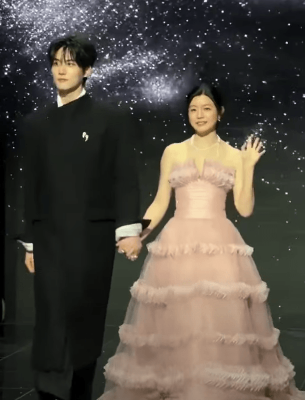 Xôn xao clip cặp sao lệch 19 tuổi thân mật khác thường ở sự kiện, nhà gái vừa trải qua vụ