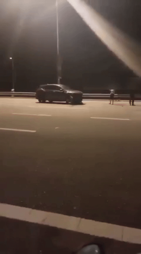 Đang đứng ở lề đường, 3 người gặp nạn thương tâm, video hiện trường khiến ai cũng phải bàng hoàng- Ảnh 1.