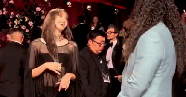 Lisa nói gì ở Quả Cầu Vàng mà bị cả ngàn người "ném đá"? ezgif 17a894203c09b4cd 17684862554781219222529 194 0 445 480 crop 1768531510586594114116gifpng