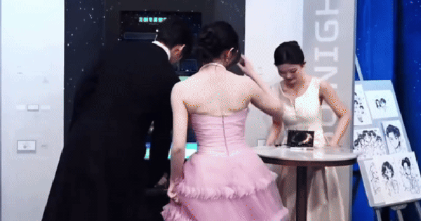 Xôn xao clip cặp sao lệch 19 tuổi thân mật khác thường ở sự kiện, nhà gái vừa trải qua vụ "ly hôn sốc" ezgif 18db0851bbbc7476 1770367220466546838736 0 0 288 550 crop 17703672280001502764593gifpng