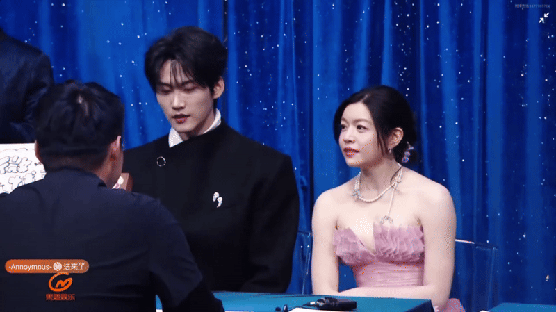 Xôn xao clip cặp sao lệch 19 tuổi thân mật khác thường ở sự kiện, nhà gái vừa trải qua vụ