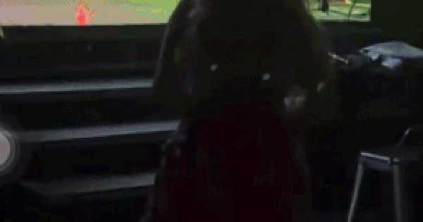 Biến căng mùng 6 Tết: Thu hồi giấy phép biểu diễn của nữ ca sĩ bị tẩy chay vì văng tục, vướng scandal nghiêm trọng ezgif 21db5876c72d2430 17716800253401020045808 110 0 271 308 crop 1771680047505715213713gifpng