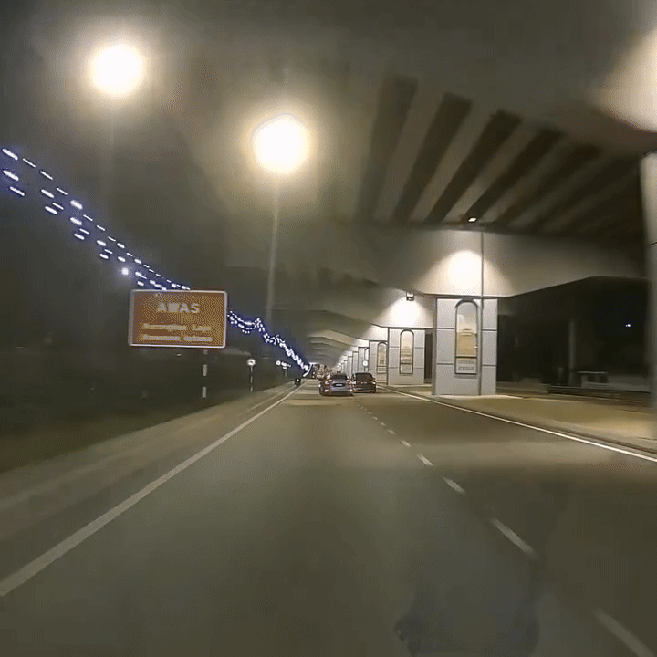 Phóng nhanh vượt ẩu, chiếc xe Honda Civic bất ngờ mất lái và cú tông kinh hoàng vào trụ cầu vượt- Ảnh 1.