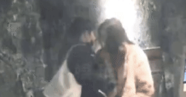 1 cặp sao hôm qua mới lộ clip hẹn hò ở nhà riêng, hôm nay nhà gái đã tuyên bố "đường ai nấy đi" ezgif 2d2a9df9088f3dc0 1767600464094529836929 0 0 154 295 crop 1767600473276549763730gifpng