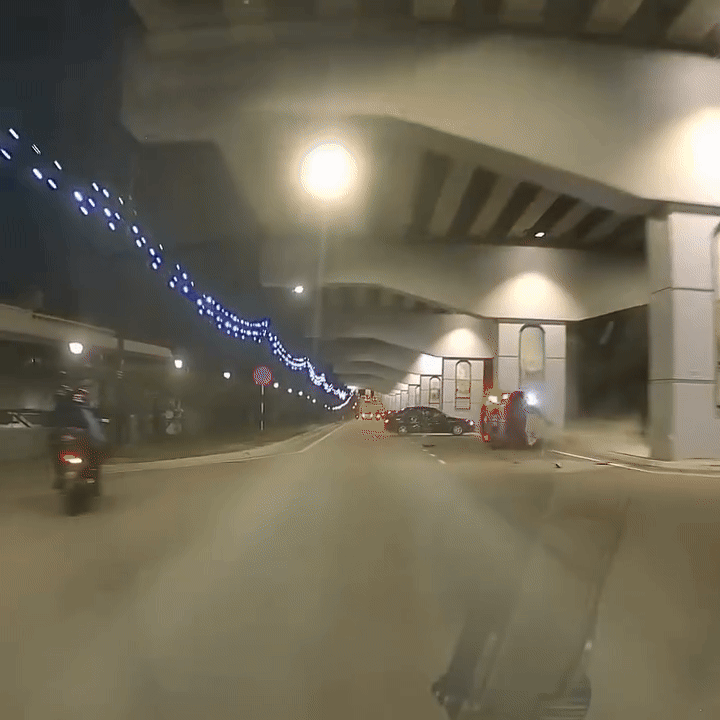 Phóng nhanh vượt ẩu, chiếc xe Honda Civic bất ngờ mất lái và cú tông kinh hoàng vào trụ cầu vượt- Ảnh 2.