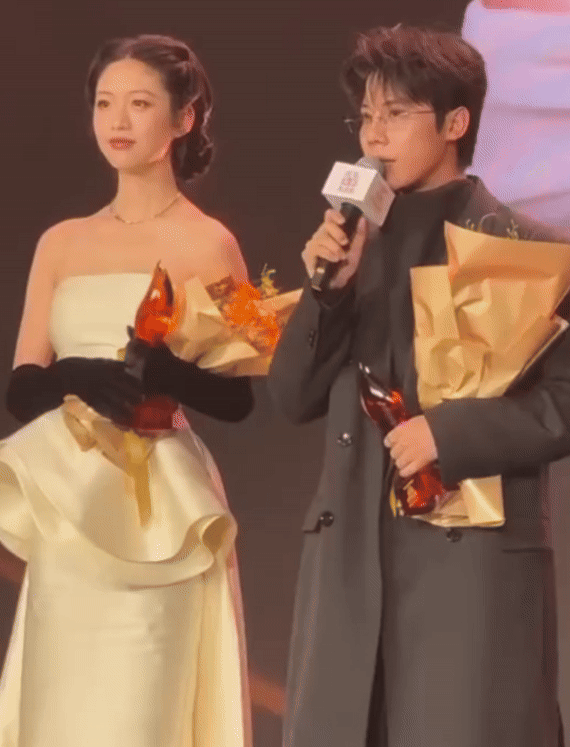 1 cặp sao hôm qua mới lộ clip hẹn hò ở nhà riêng, hôm nay nhà gái đã tuyên bố