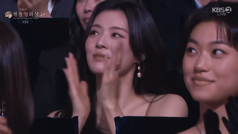 "Bản sao Song Hye Kyo" phản ứng lạ khi nghe tên Lee Kwang Soo, chuyện tình 8 năm sắp đổi khác? ezgif 324ea3b792f370e4 1763582499745697824217 010938 1765421201594 17654212030441435283580