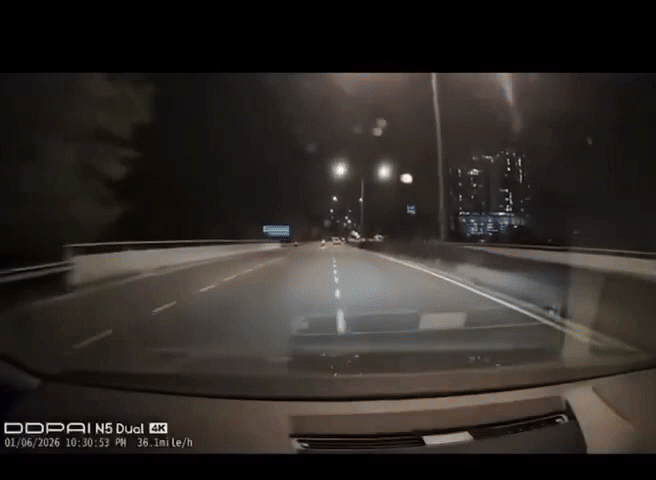 Tài xế mô tô đi ngược chiều, bay lên nóc capo của ô tô, cảnh tượng sau đó khiến ai cũng kinh ngạc- Ảnh 1.