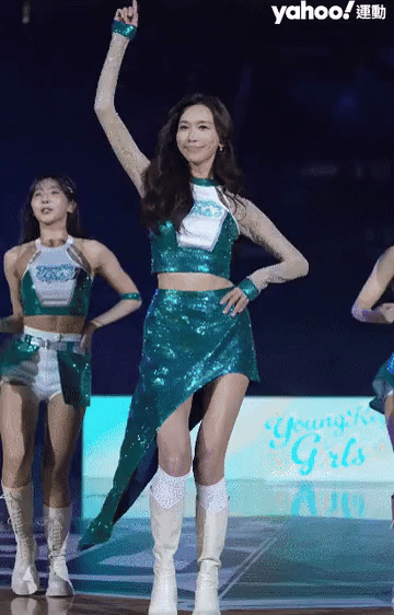 Ở đâu ra mỹ nhân 51 tuổi vẫn như gái 21 thế này: Nhan sắc thượng hạng 5 sao, body mướt mượt sướng cả mắt- Ảnh 1.